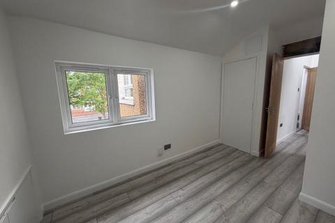 3 bedroom apartment for sale, First Avenue, Enfield, London, Middlesex, EN1 1BN