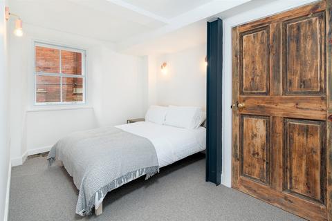 2 bedroom flat to rent, Tudor Yard