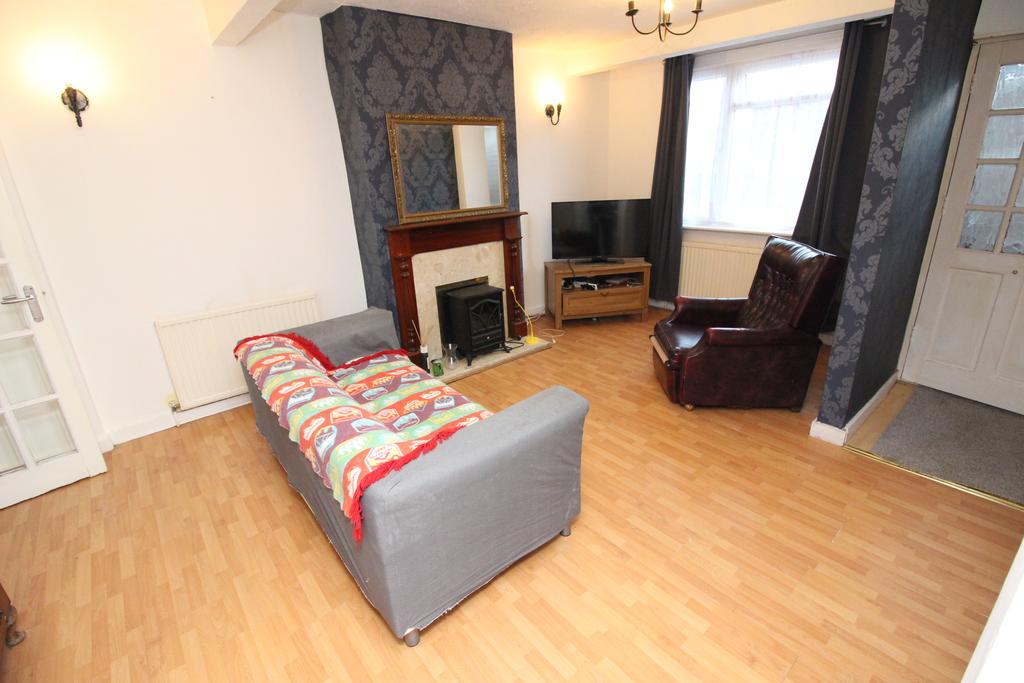 Conrad Drive, Worcester Park KT4 3 bed terraced house £430,000