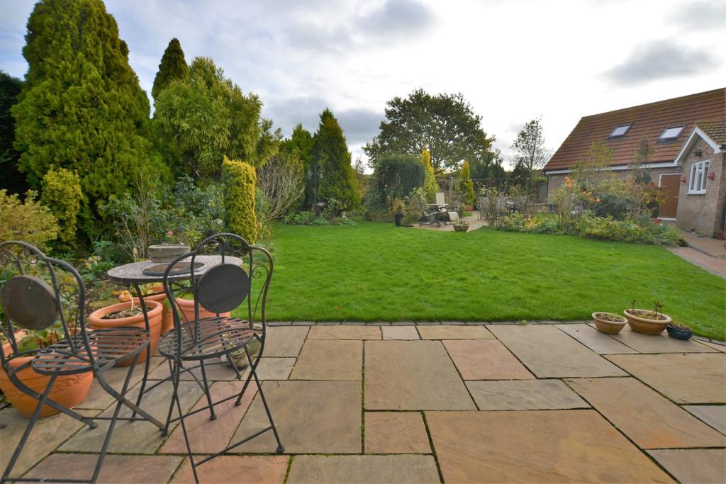 Edinburgh Way, Dersingham 3 bed detached bungalow £485,000