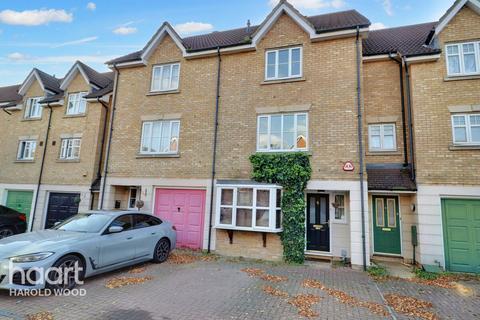 13 Pearcy Close, Harold Hill, Romford, RM3 8PW