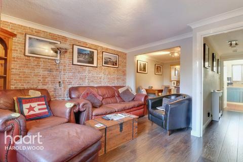 13 Pearcy Close, Harold Hill, Romford, RM3 8PW