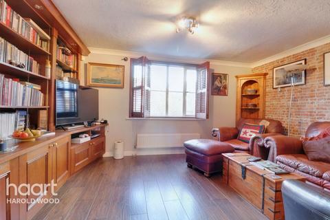 13 Pearcy Close, Harold Hill, Romford, RM3 8PW