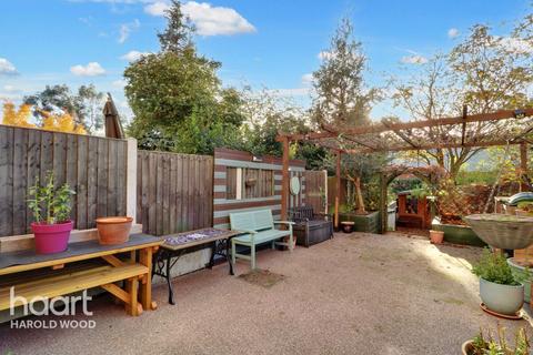 13 Pearcy Close, Harold Hill, Romford, RM3 8PW