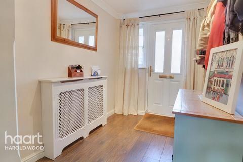 13 Pearcy Close, Harold Hill, Romford, RM3 8PW