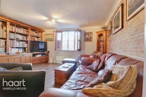 13 Pearcy Close, Harold Hill, Romford, RM3 8PW
