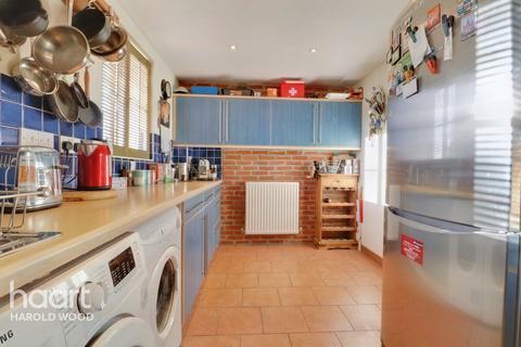 13 Pearcy Close, Harold Hill, Romford, RM3 8PW
