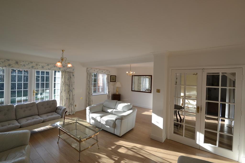 Chiltern Road, Maidenhead, SL6 5 bed detached house £2,700 pcm (£623 pw)