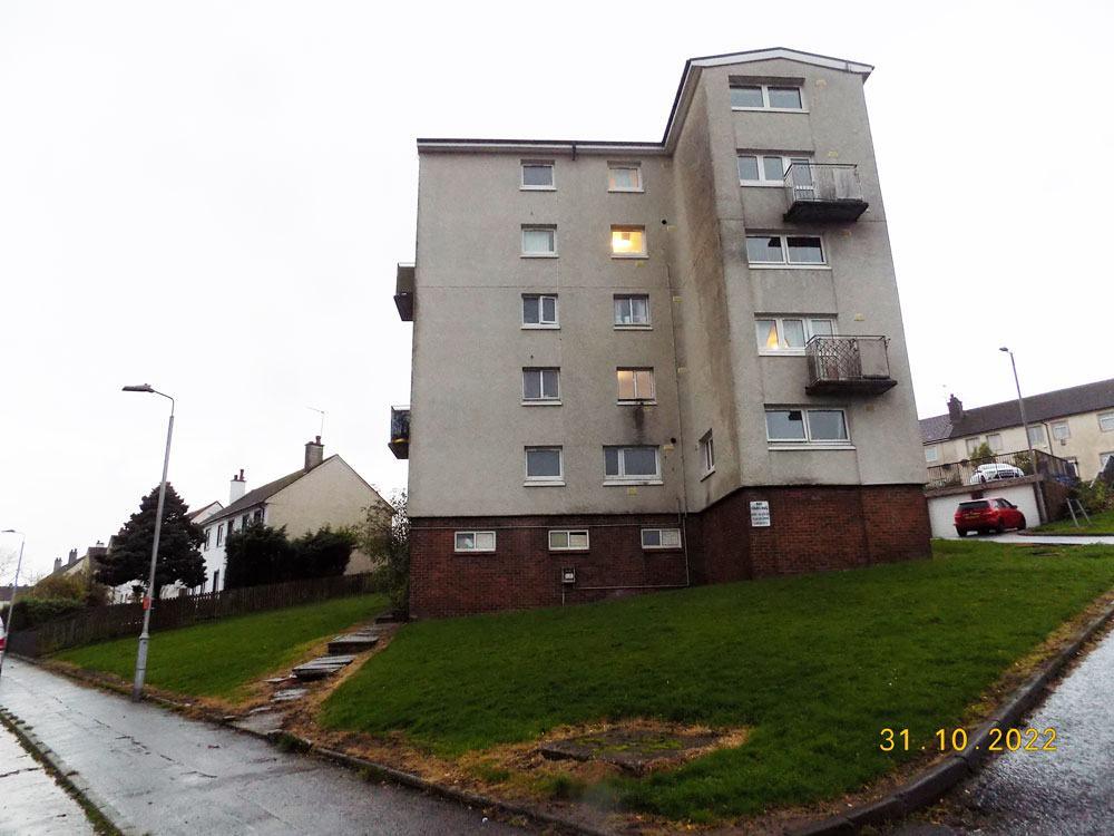 27L Ewing Road, Lochwinnoch, PA12 4BH 2 bed flat £475 pcm (£110 pw)
