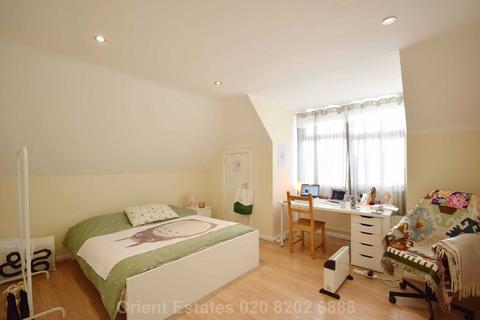 3 bedroom flat for sale, Wykeham Court, London