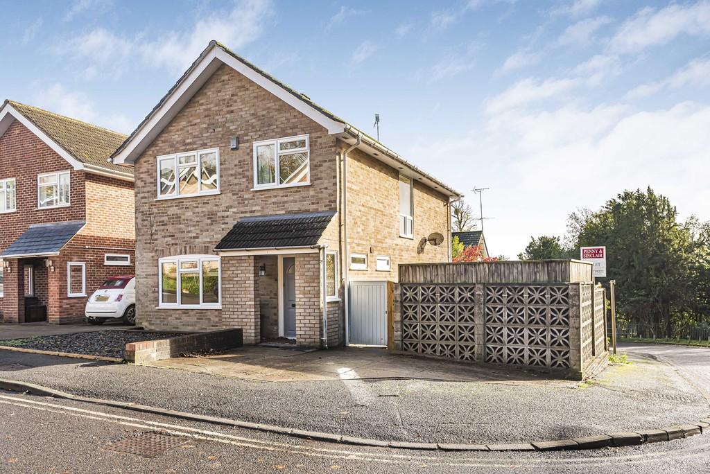 Ancastle Green, HenleyonThames 4 bed link detached house £2,600 pcm
