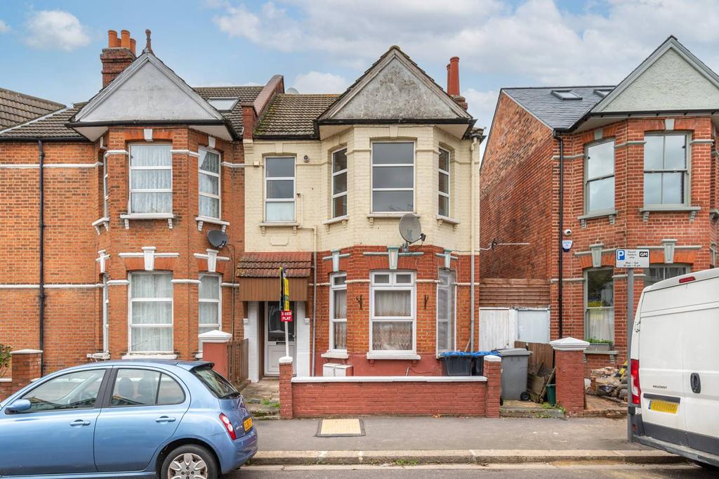 Olive Road, Gladstone Park, London, NW2 3 bed flat for sale £475,000