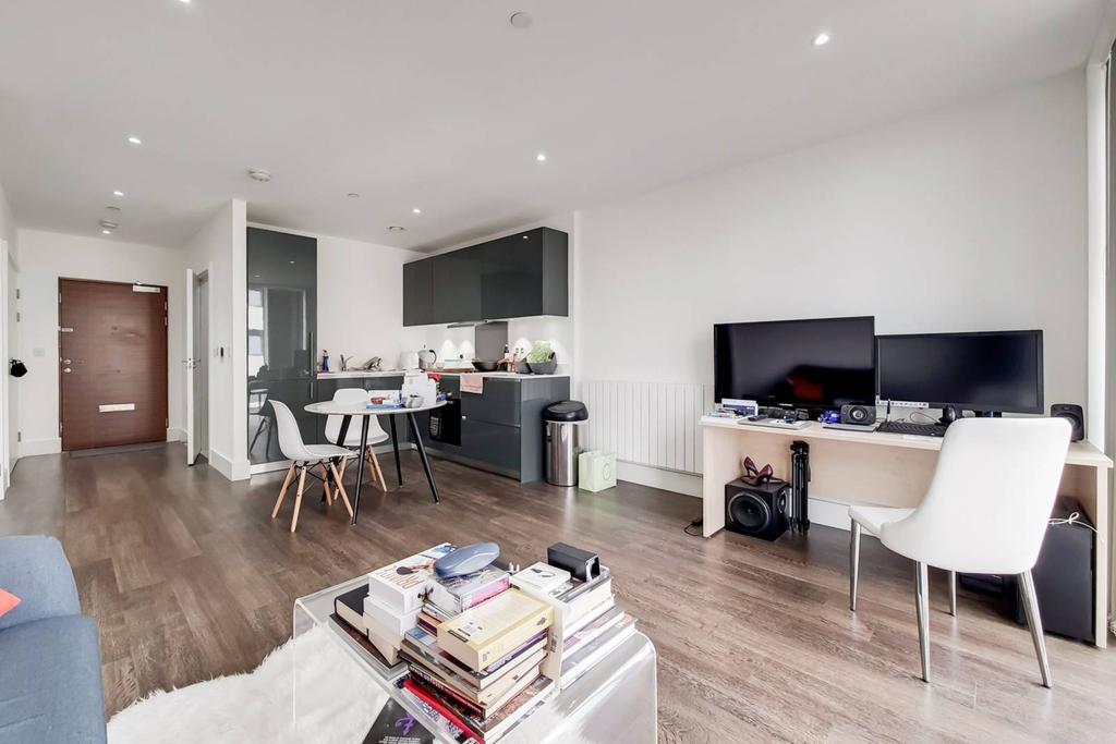 Compton House, Woolwich, London, SE18 1 bed flat £1,900 pcm (£438 pw)