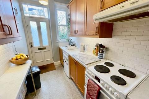 6 Avondale Place, Halifax, HX3 0DY