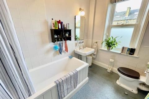 6 Avondale Place, Halifax, HX3 0DY