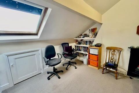 6 Avondale Place, Halifax, HX3 0DY