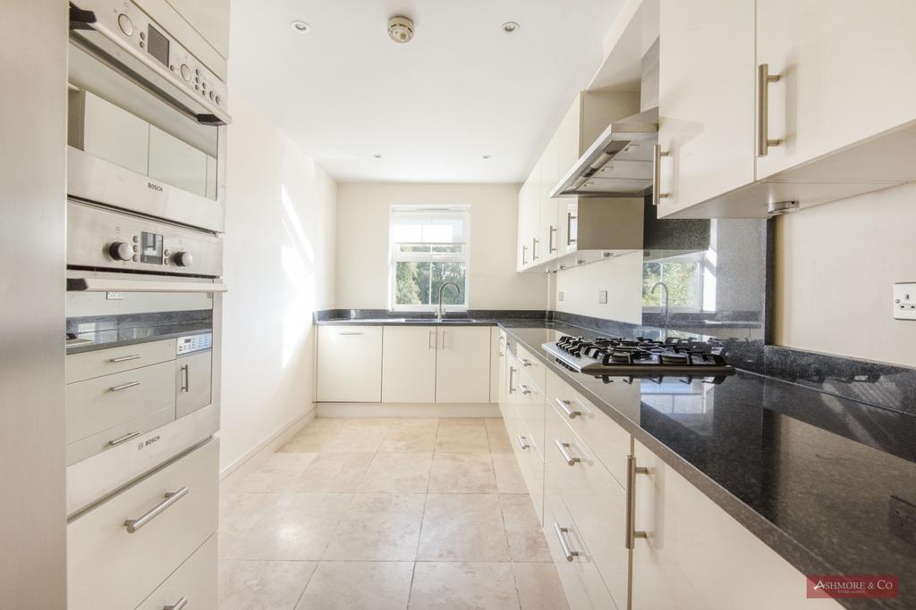 Grasmere Court, Holders Hill Gardens, NW4 3 bed flat £2,600 pcm (£600 pw)