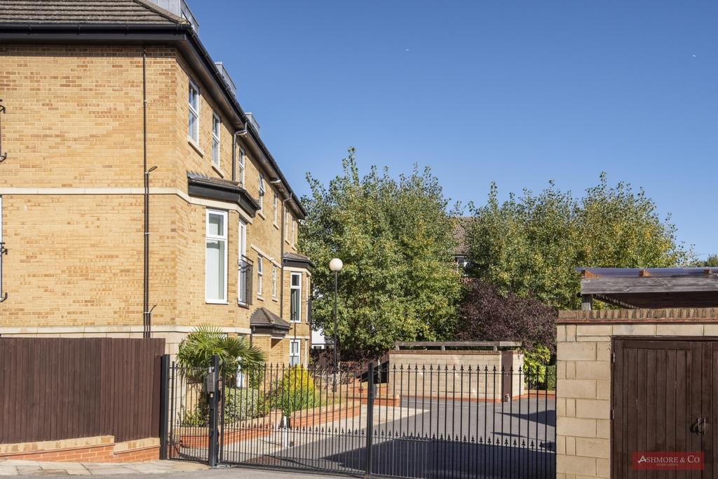 Grasmere Court, Holders Hill Gardens, NW4 3 bed flat £2,600 pcm (£600 pw)