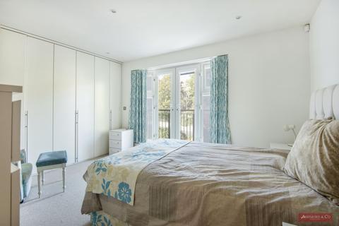 3 bedroom flat to rent, Grasmere Court, Holders Hill Gardens, London, NW4