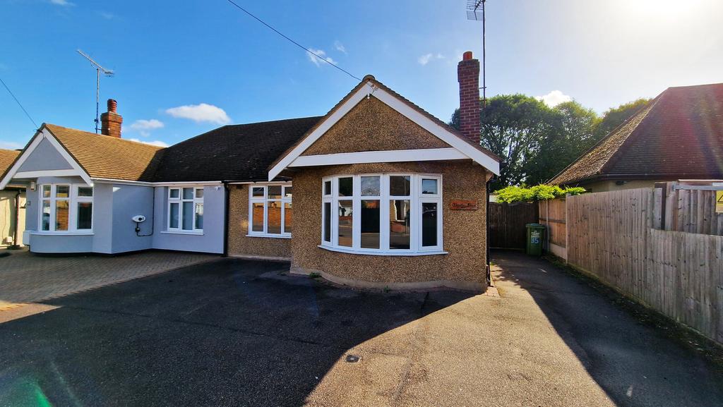 Azalea Avenue, Wickford, Essex 2 bed semidetached bungalow for sale