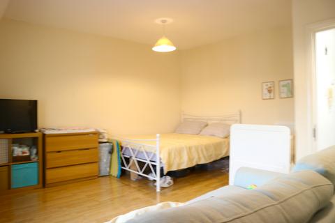 Studio to rent - Richmond Road, Kingston Upon Thames, Greater London, KT2