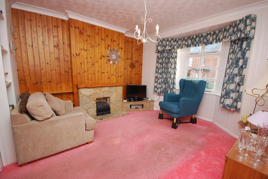 Bullers Road, Farnham, GU9 3 bed semidetached house £450,000