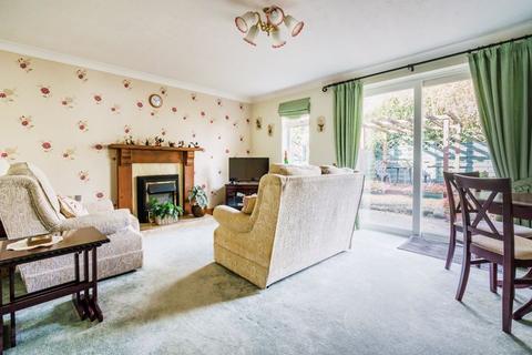 2 bedroom bungalow for sale - Dove Green, Bicester