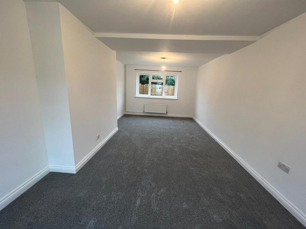 Cavalry Crescent, Hounslow, TW4 3 bed semidetached house £1,900 pcm