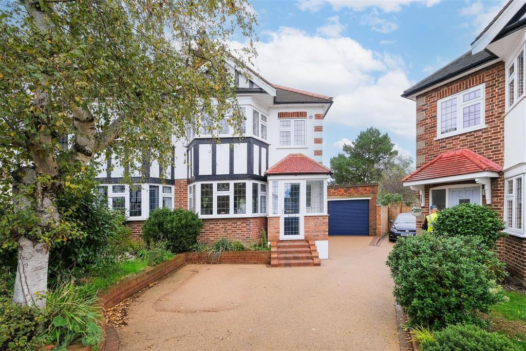 Elmcroft Close, Wanstead 3 bed semidetached house £950,000
