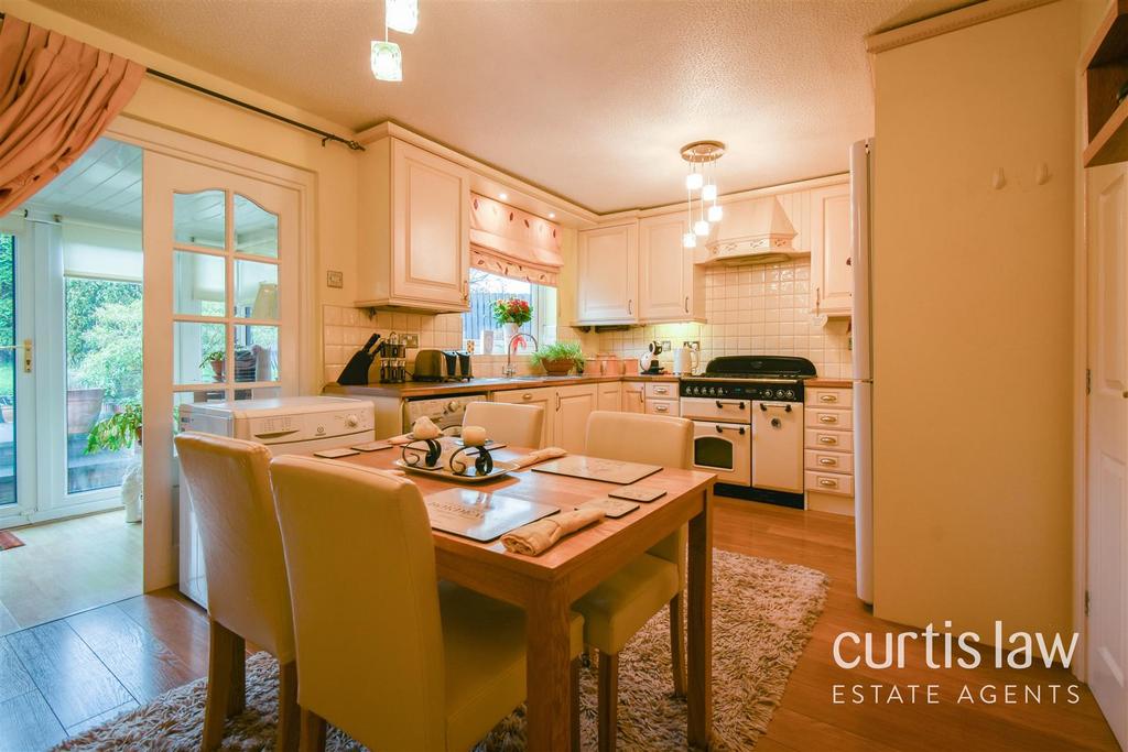Kitchen/ Dining Room