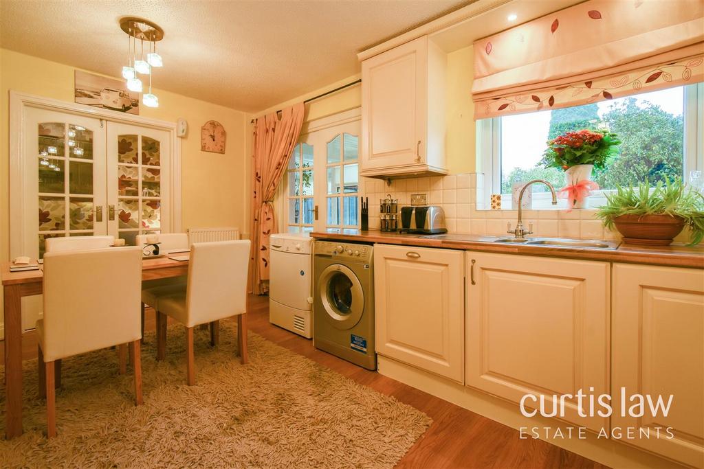 Kitchen/ Dining Room