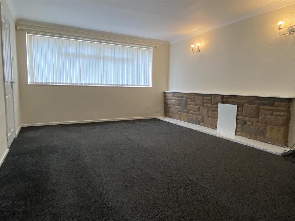 Mandeville Gardens, Walsall 4 bed house £1,100 pcm (£254 pw)
