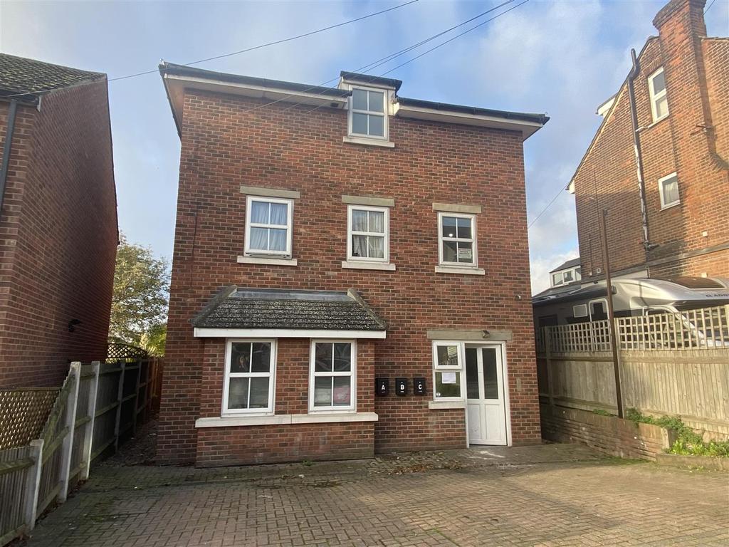 Goddington Road, Strood 2 bed flat £995 pcm (£230 pw)