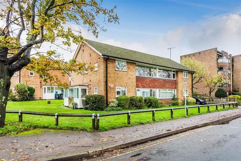 42 Master Close, Oxted, RH8 9NA