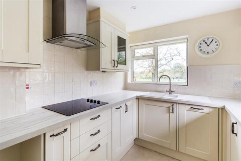 42 Master Close, Oxted, RH8 9NA