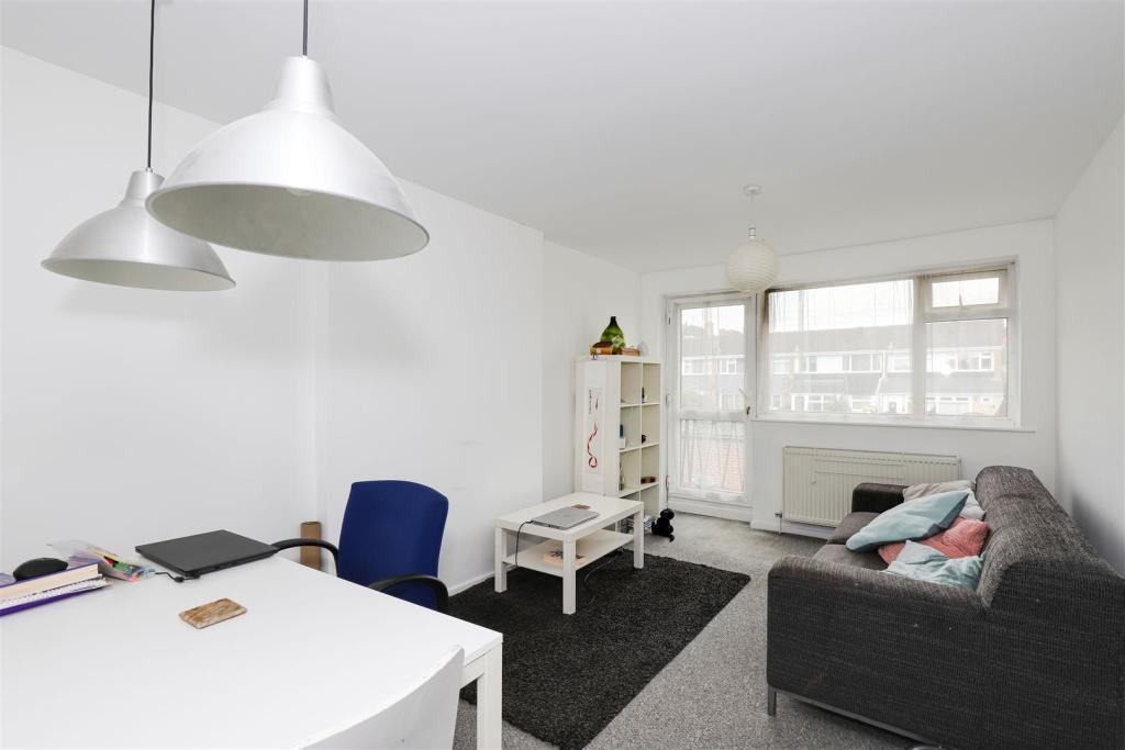 Rise Court, Hamilton Road, Nottingham 2 bed flat £750 pcm (£173 pw)