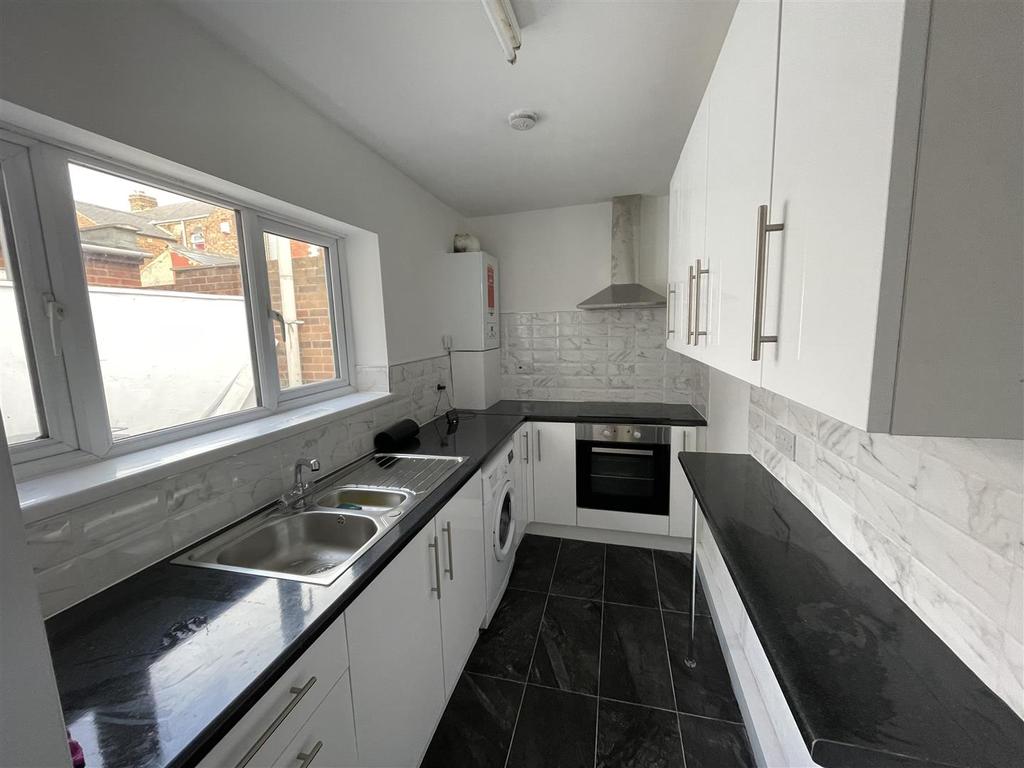 Harcourt Street, Hartlepool 2 bed terraced house £400 pcm (£92 pw)