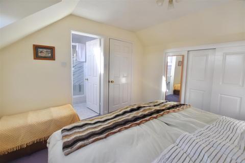 4 bedroom detached bungalow for sale - Pentlepoir