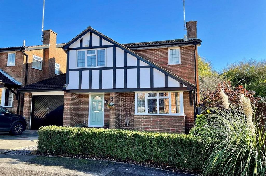 Frosty Hollow, East Hunsbury, Northampton NN4 3 bed detached house £