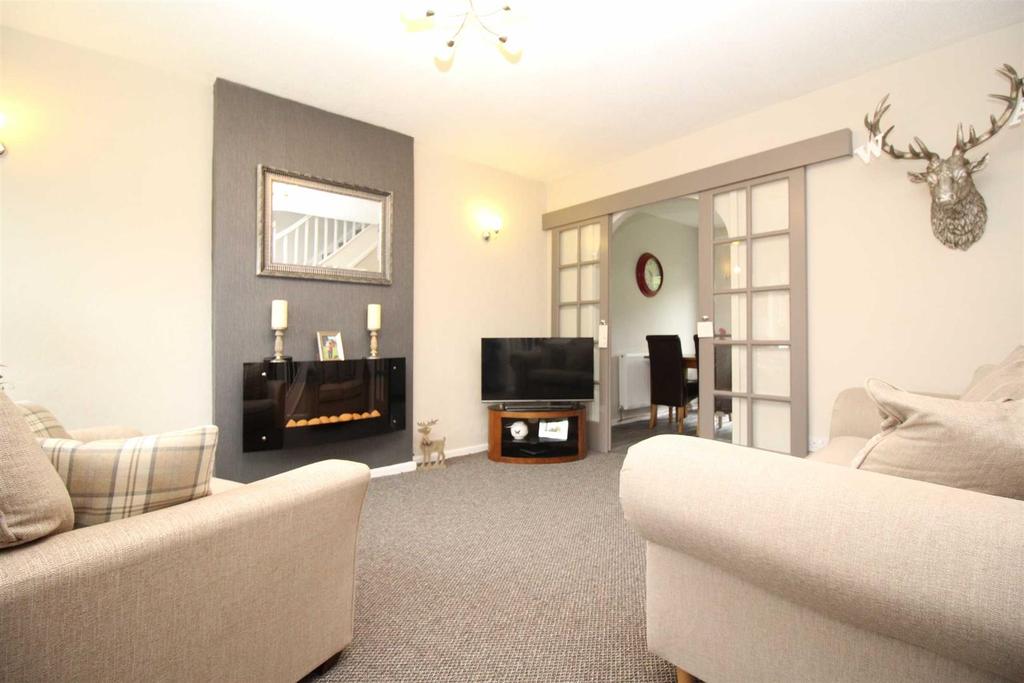 Peveril Gardens, Newtown Disley... 3 bed semidetached house £275,000