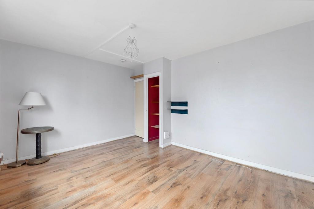 Highbury Quadrant, London, N5 1 bed apartment for sale £300,000