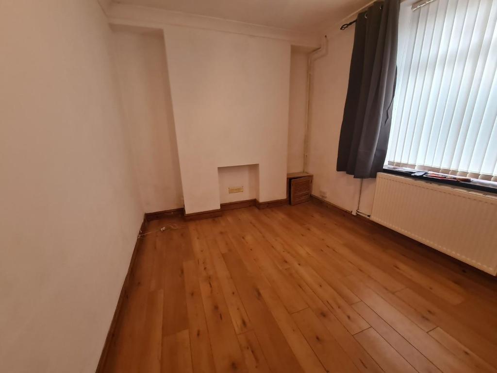 Garnwen Road, Maesteg 3 bed house £700 pcm (£162 pw)