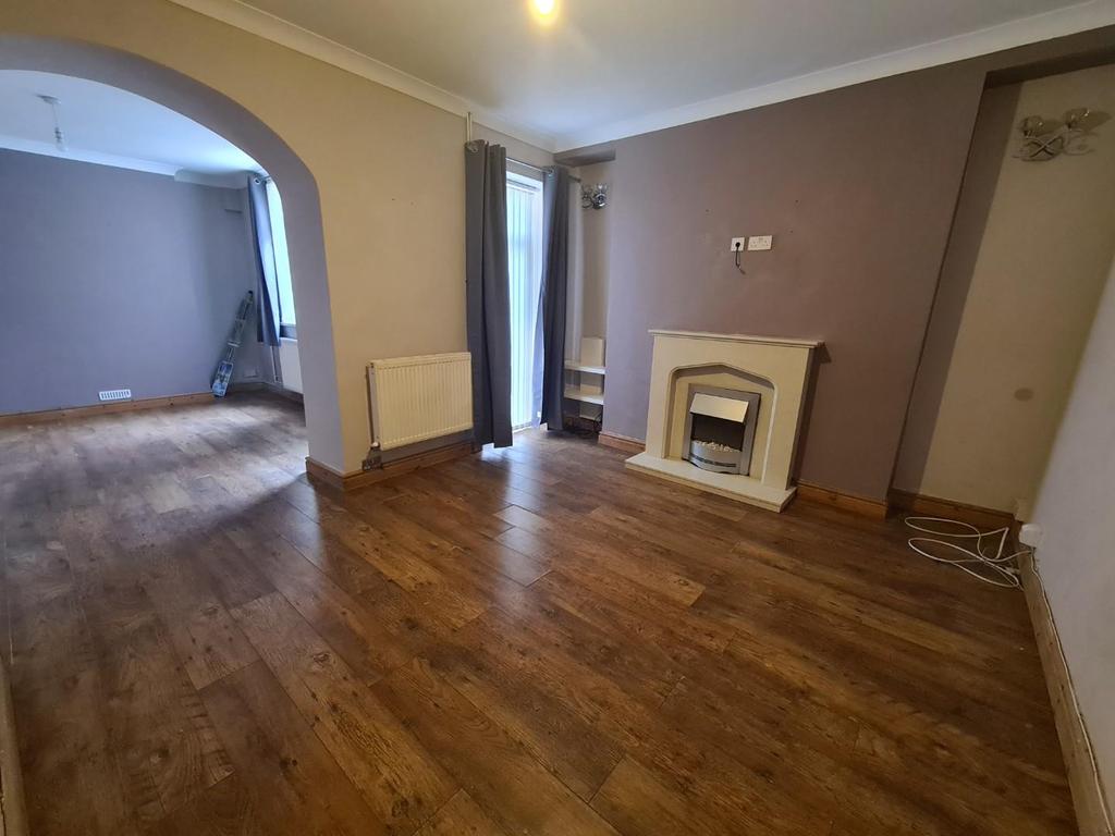 Garnwen Road, Maesteg 3 bed house £700 pcm (£162 pw)