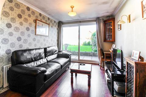 19 Heath Close, Aylesbury, HP21 9UA
