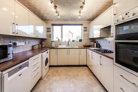 19 Heath Close, Aylesbury, HP21 9UA