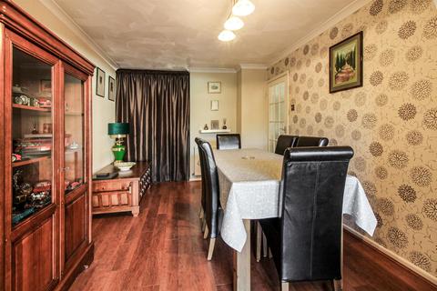 19 Heath Close, Aylesbury, HP21 9UA
