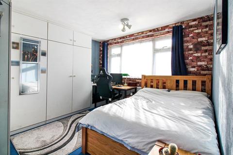 19 Heath Close, Aylesbury, HP21 9UA