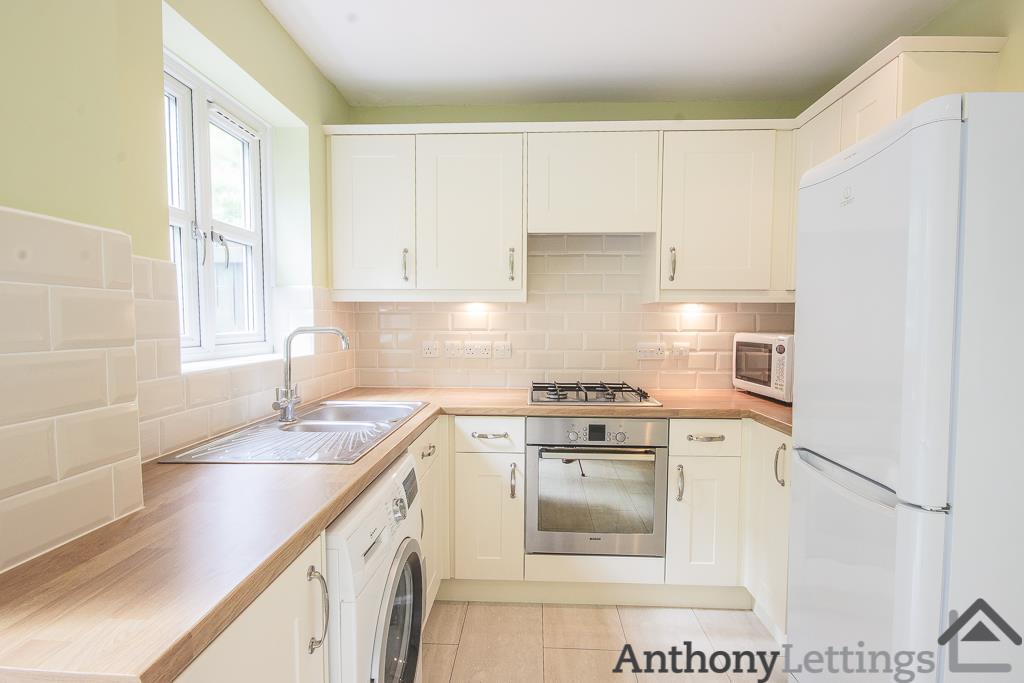 Primrose Drive, Hertford, Herts 2 bed semidetached house £1,300 pcm (£300 pw)
