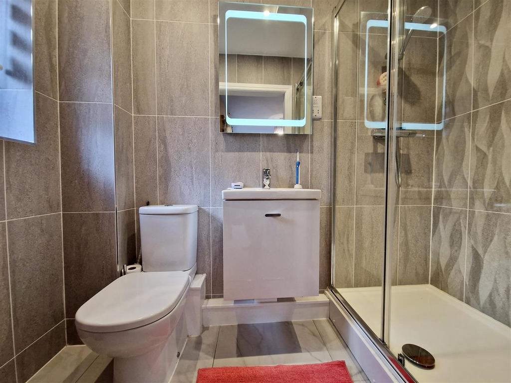 En suite shower room/wc