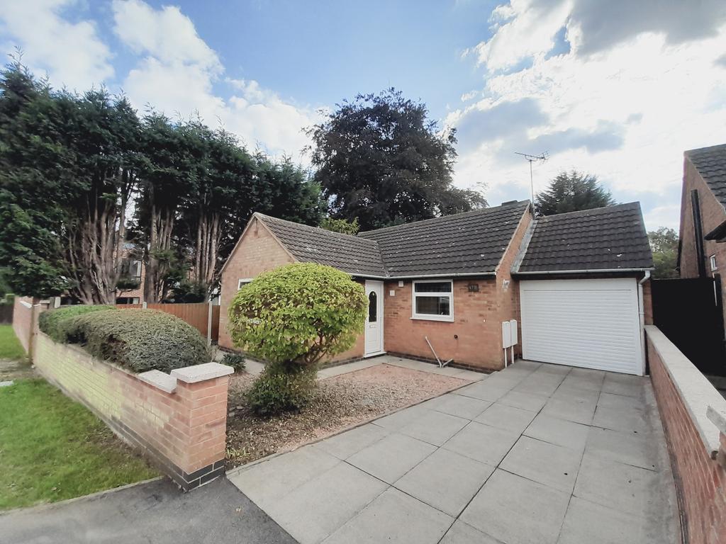 Queens Drive, Enderby... 2 bed detached bungalow £1,050 pcm (£242 pw)